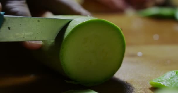 一个中年厨师用刀在木板上切西葫芦的超级慢动作宏 — 图库视频影像