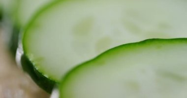 salatalık bileşimi, vücut, yararlı tedavisi için yemek için iyi diyetler nedeniyle düşük kalori ve gençleştirme ve kırışıklık vermek özellikleri ile yüz güzelliği için kullanılır.