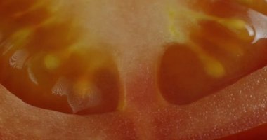 ahşap bir masa üzerinde sunulan makro domates sulu ve damlayan su.