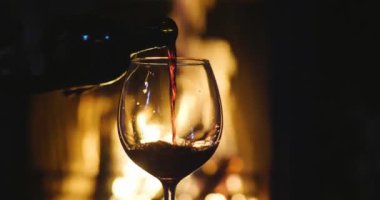 Kışın şömine önce dökülür, bir bardak kırmızı şarap tadı. Kavramı: sakin ol, Restoran, şarap, somelier.