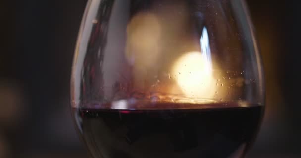 Winter Vor Dem Kamin Wird Eingeschenkt Rotwein Einem Glas Verkostet — Stockvideo