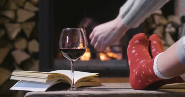 Jednou Zimě Večer Pár Sezení Krbu Relaxační Vypít Sklenku Vína — Stock video