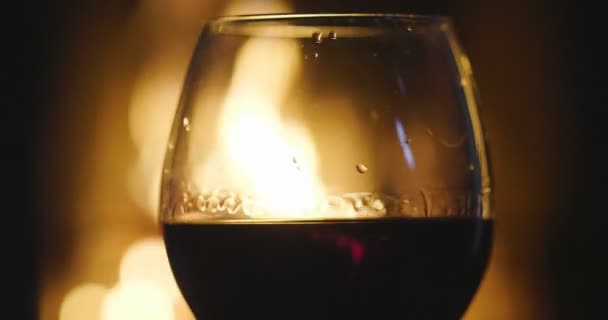 Зимой Перед Камином Наливают Пробуют Красное Вино Стакан Концепция Релакс — стоковое видео