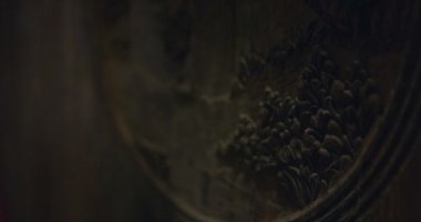 Sommelier cam yavaş İtalyan beyaz şarap dökme bağ içinde