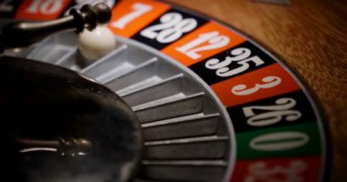 Makro çekim top yeşil veya kırmızı ya da siyah numara için gittiği bir Casino rulet. Bahis ve bahis para kişi kazanılan rozetleri kaybetmiş olabilirim. Kavramı: kader, kumar, şans, kader.