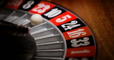 Makro çekim top yeşil veya kırmızı ya da siyah numara için gittiği bir Casino rulet. Bahis ve bahis para kişi kazanılan rozetleri kaybetmiş olabilirim. Kavramı: kader, kumar, şans, kader.