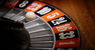 Makro çekim top yeşil veya kırmızı ya da siyah numara için gittiği bir Casino rulet. Bahis ve bahis para kişi kazanılan rozetleri kaybetmiş olabilirim. Kavramı: kader, kumar, şans, kader.