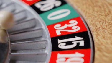 Makro çekim top yeşil veya kırmızı ya da siyah numara için gittiği bir Casino rulet. Bahis ve bahis para kişi kazanılan rozetleri kaybetmiş olabilirim. Kavramı: kader, kumar, şans, kader.