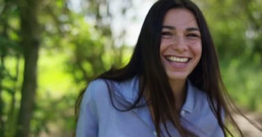 Yaz doğada açık zevk ve ağır çekim video kameraya poz gülen kadın video