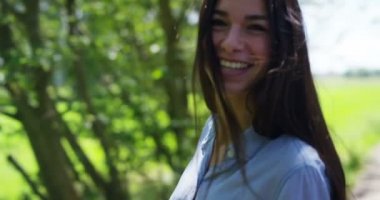 Yaz doğada açık zevk ve ağır çekim video kameraya poz gülen kadın video
