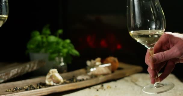 Sommelier Viñedo Verter Vino Blanco Italiano Vidrio Cámara Lenta — Vídeos de Stock