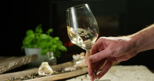 在葡萄园的侍酒师在缓慢的运动中将意大利白葡萄酒倒在玻璃中 — 图库视频影像