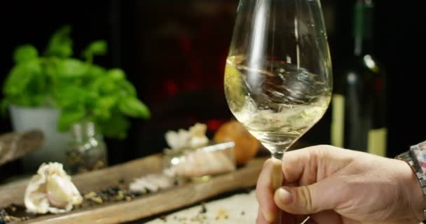 Sommelier Viñedo Verter Vino Blanco Italiano Vidrio Cámara Lenta — Vídeos de Stock