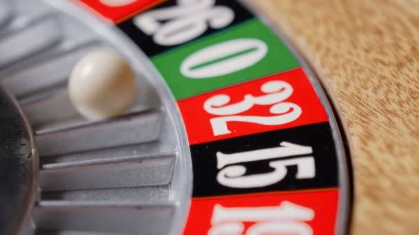 ボールが緑や赤や黒の数に行くのカジノでルーレットのマクロ撮影 ベットを持つ人々 賭け金は 失われたバッジを獲得している可能性があります ギャンブル — ストック動画