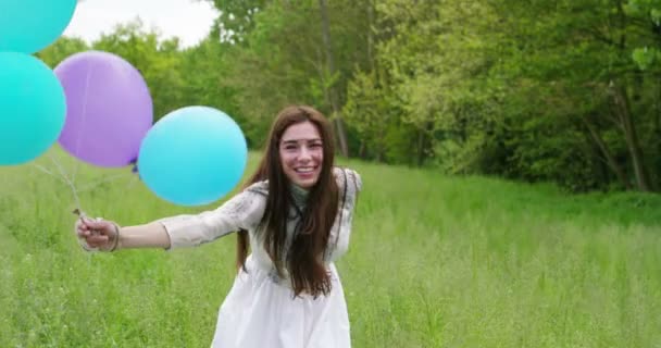 Zeitlupenvideo Einer Frau Langen Weißen Kleid Die Mit Bunten Luftballons — Stockvideo