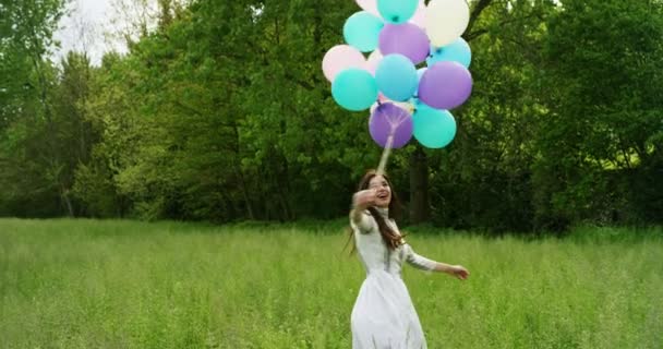 Çayır Üzerinde Renkli Balonlar Ormanda Tutan Mutlu Kadın Ağır Çekim — Stok video