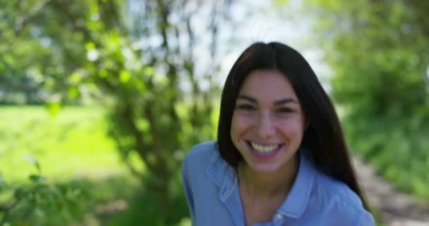 Vídeo Mujer Riendo Disfrutando Del Verano Aire Libre Naturaleza Posando — Vídeos de Stock