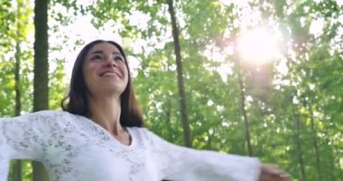 ağır çekim video beyaz yaz yeşil orman ağaçları ile iplik içinde gülümseyen kadın 