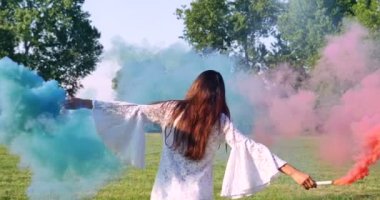 renkli duman havai fişek tutarak ve açık havada, ağır çekim video dans mutlu kadın