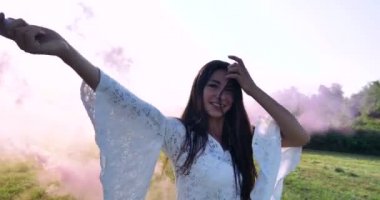 renkli duman havai fişek tutarak ve açık havada, ağır çekim video dans mutlu kadın