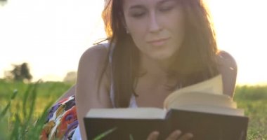 yeşil alan çayır üzerinde yalan ve kitap okuma kadın video 