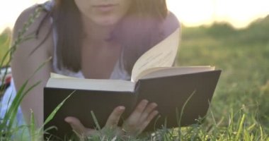 yeşil alan çayır üzerinde yalan ve kitap okuma kadın video 
