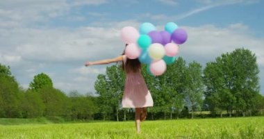 renkli balonlarla kutluyor mutlu kadın ağır çekim video