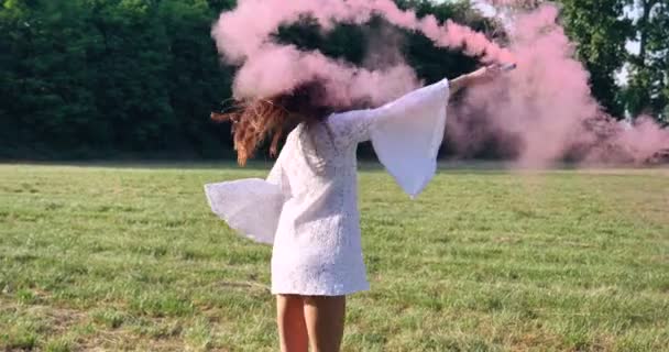 Mulher Feliz Segurando Fogo Artifício Fumaça Colorido Dançando Livre Vídeo — Vídeo de Stock