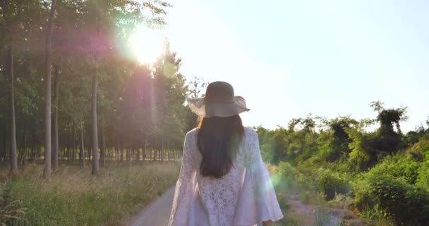 Beyaz Yazlık Elbise Ormandaki Yolda Yürüyen Kadının Ağır Çekim Video — Stok video