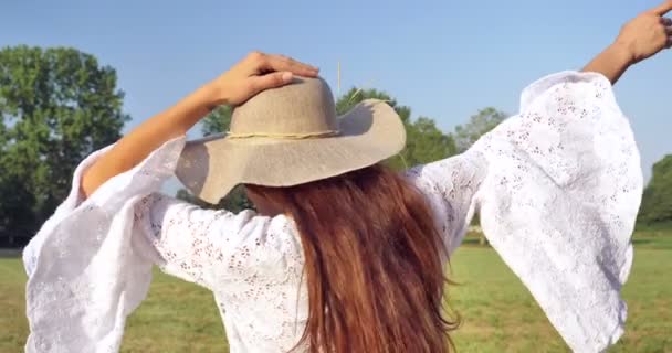 Câmera Lenta Vídeo Mulher Vestido Verão Branco Chapéu Desfrutando Dia — Vídeo de Stock