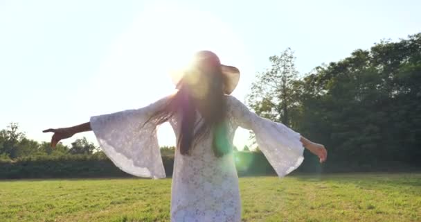 Замедленное Видео Счастливой Улыбающейся Женщины Белом Летнем Платье Бегущей Лугу — стоковое видео