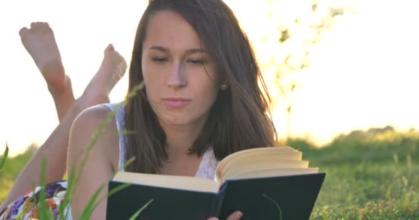 Vídeo Mulher Deitada Campo Verde Prado Livro Leitura — Vídeo de Stock