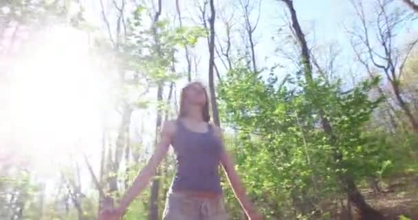 Brunette Femme Libre Écarter Les Mains Dans Forêt Harmonie Environnement — Video