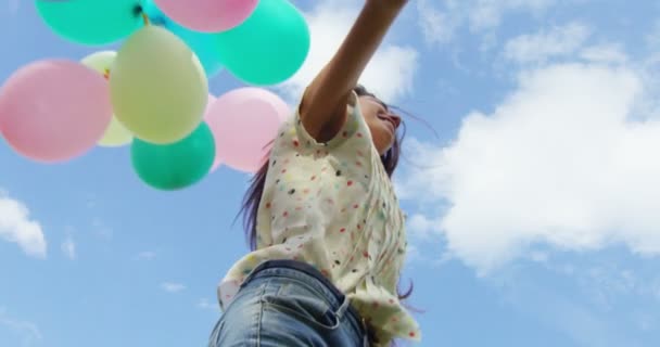 Вид Снизу Видео Замедленной Съемки Счастливой Женщины Красочными Воздушными Шарами — стоковое видео