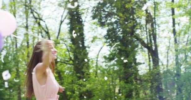 Femme Heureuse Avec Fête Ballons Colorés Dans Forêt Dansant Filant — Video