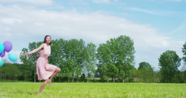 Cámara Lenta Vídeo Mujer Feliz Con Globos Colores Corriendo Saltando — Vídeos de Stock