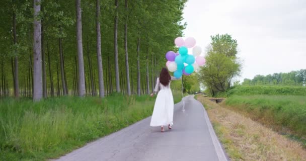 Ralenti Vidéo Vue Arrière Femme Robe Blanche Longue Courir Pieds — Video