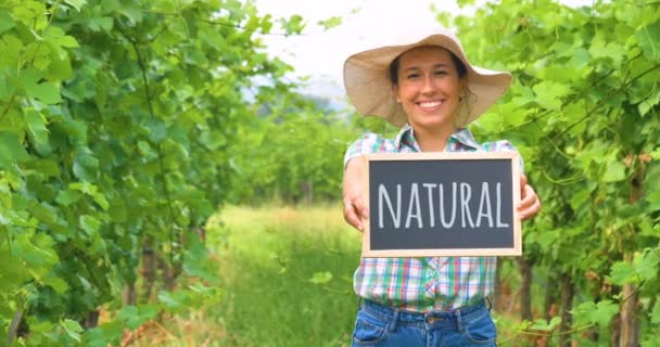 Video Mujer Agricultora Pie Plantación Uva Celebración Pizarra Natural — Vídeo de stock