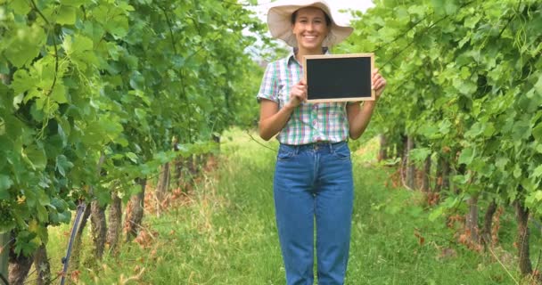 Agricultor Mulher Plantação Campo Uva Segurando Quadro Negro Para Espaço — Vídeo de Stock