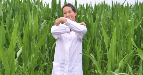 Video Una Mujer Sonriente Con Abrigo Blanco Pie Campo Maíz — Vídeos de Stock