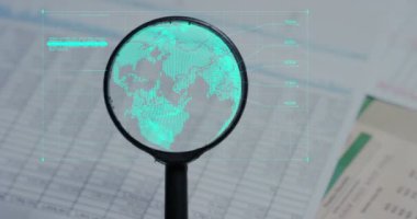 Bir finansal gazete ve iş planı ile mali çanta üzerinde bir el bir büyüteç ile geçer. Konsept: Ekonomi, finans, kriz, iş planı