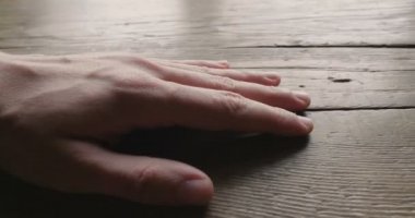 insan eli paneli, ağır çekim video dokunmadan ahşap yüzey, kısmi görüş video kapatın
