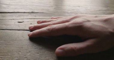 ağır çekim video, kısmi ahşap panel dokunmadan eller görünümünü