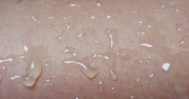 temiz ve bu süre insan cilt temizliği sabunlu su ile cilt temizlemek için ıslak. sağlıklı cilt, yumuşak, pürüzsüz ve güzel kavramı.