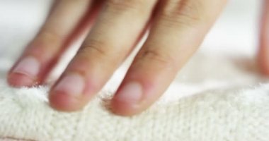 Çocuk el Beyaz örgü kazak dokunmadan kısmi görünümü