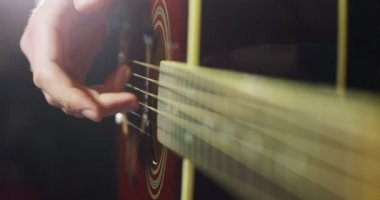 Akustik gitar, ağır çekim video oynamak gitarist kişi 