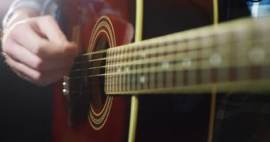 ağır çekim video kişi akustik gitar, ağır çekim video oynamak 