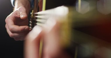 video, akustik gitar, ağır çekim video pratik müzisyen kişi resmini yakından 