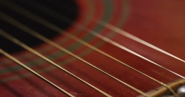 ahşap akustik gitar dizeleri, ağır çekim video gitar ile video yukarı Fretboard, boyun ve ses deliği kapatın