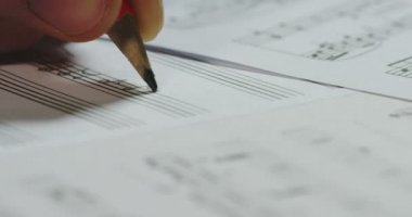 video, yakından atış melodi notlar şarkı için kağıt sayfa üzerinde yazma müzisyen kişi  